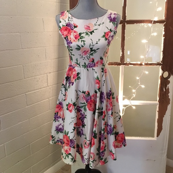 Dresses & Skirts - White floral retro style dress